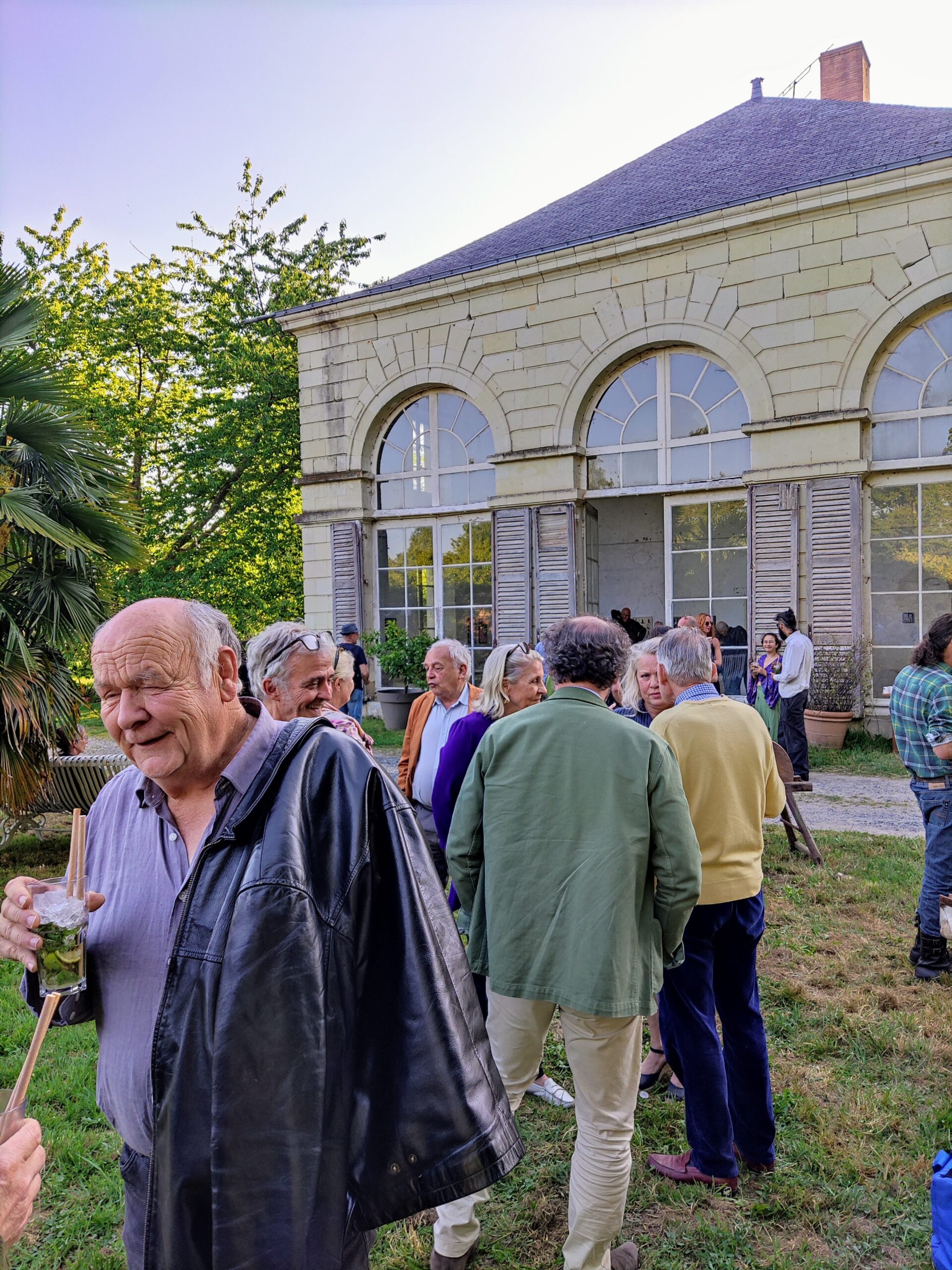 TLOD - Vernissage Patrick Rocard - 2 Le vernissage de l'exposition Labyrinthe de Patrick Rocard, devant l'Orangerie de Danne